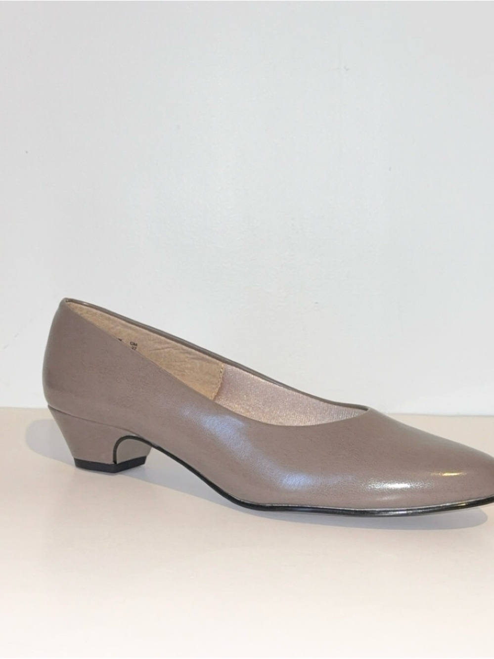 Women’s Soft Style Taupe Low Block Heel Pump Size 9.5 Narrow NIB